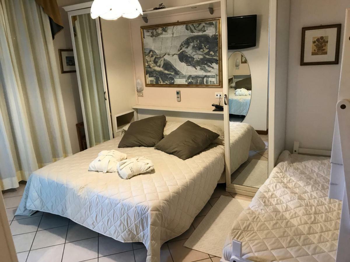 Hotel Byron Milano Marittima Exterior foto